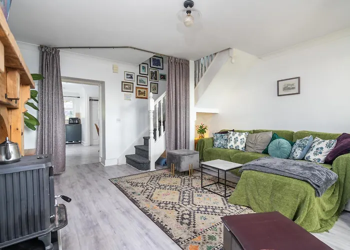 Yellow Door * Moville